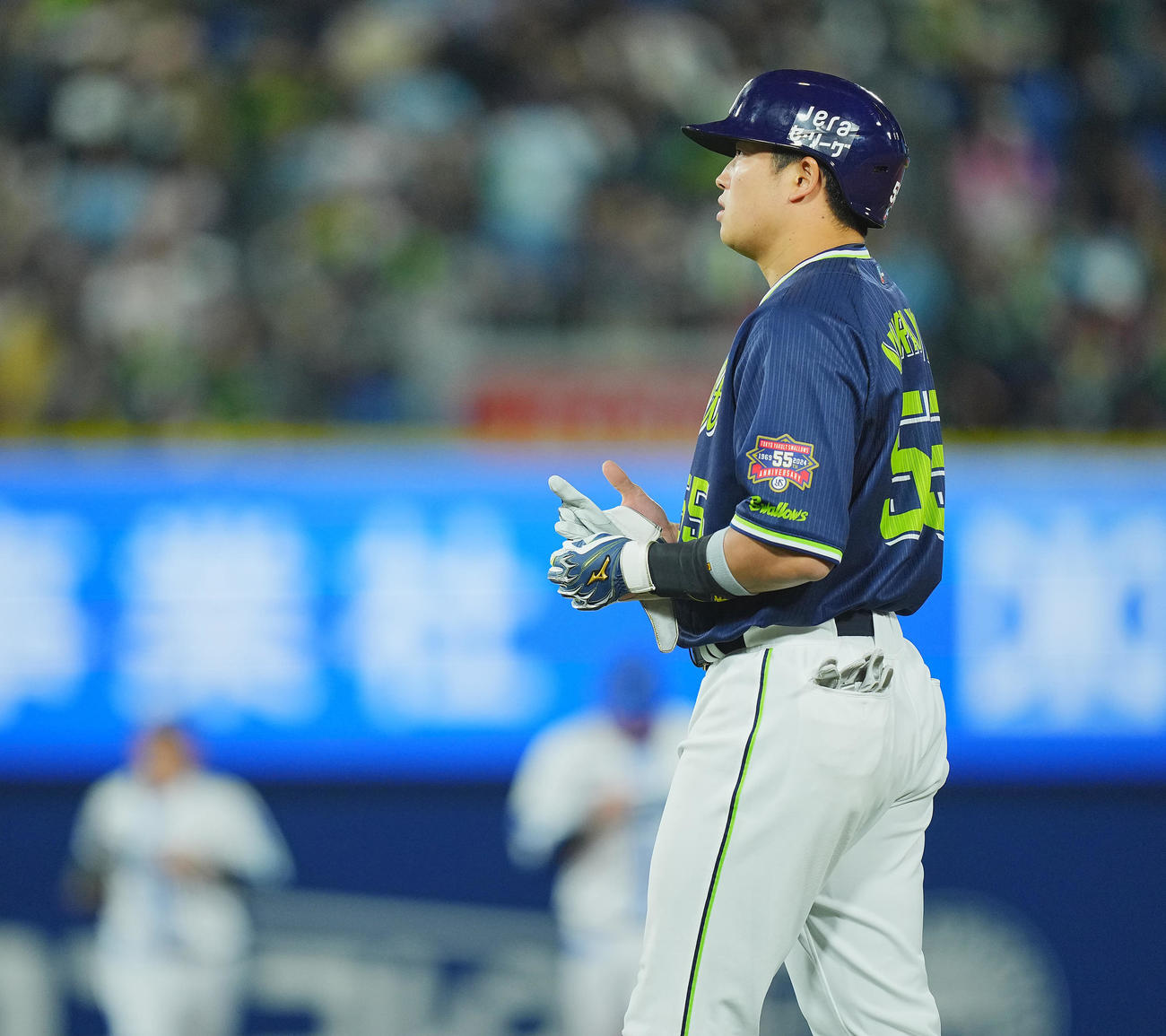 DeNA対ヤクルト　6回表ヤクルト2死三塁、左飛に倒れさえない表情の村上（撮影・垰建太）
