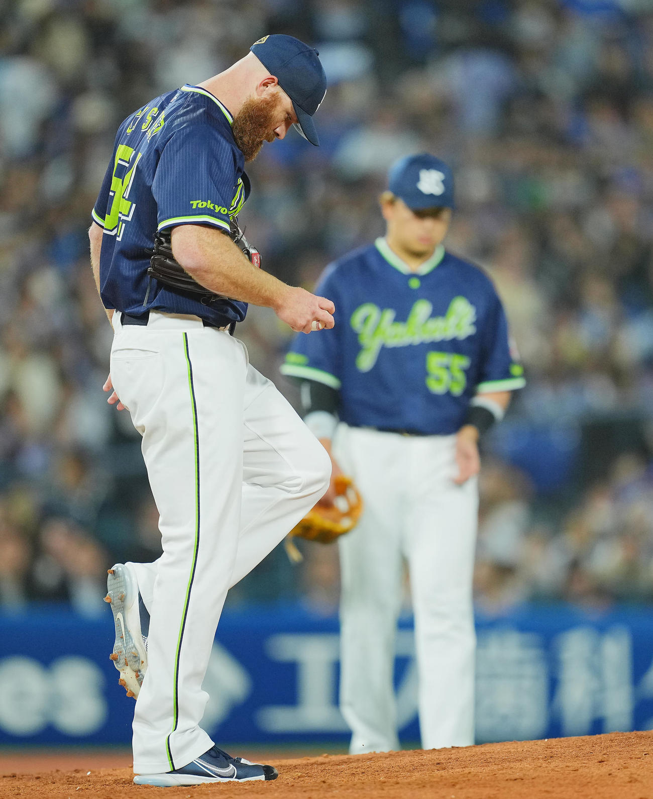 DeNA対ヤクルト　5回裏DeNA2死満塁、うつむくサイスニード。後方は村上（撮影・垰建太）