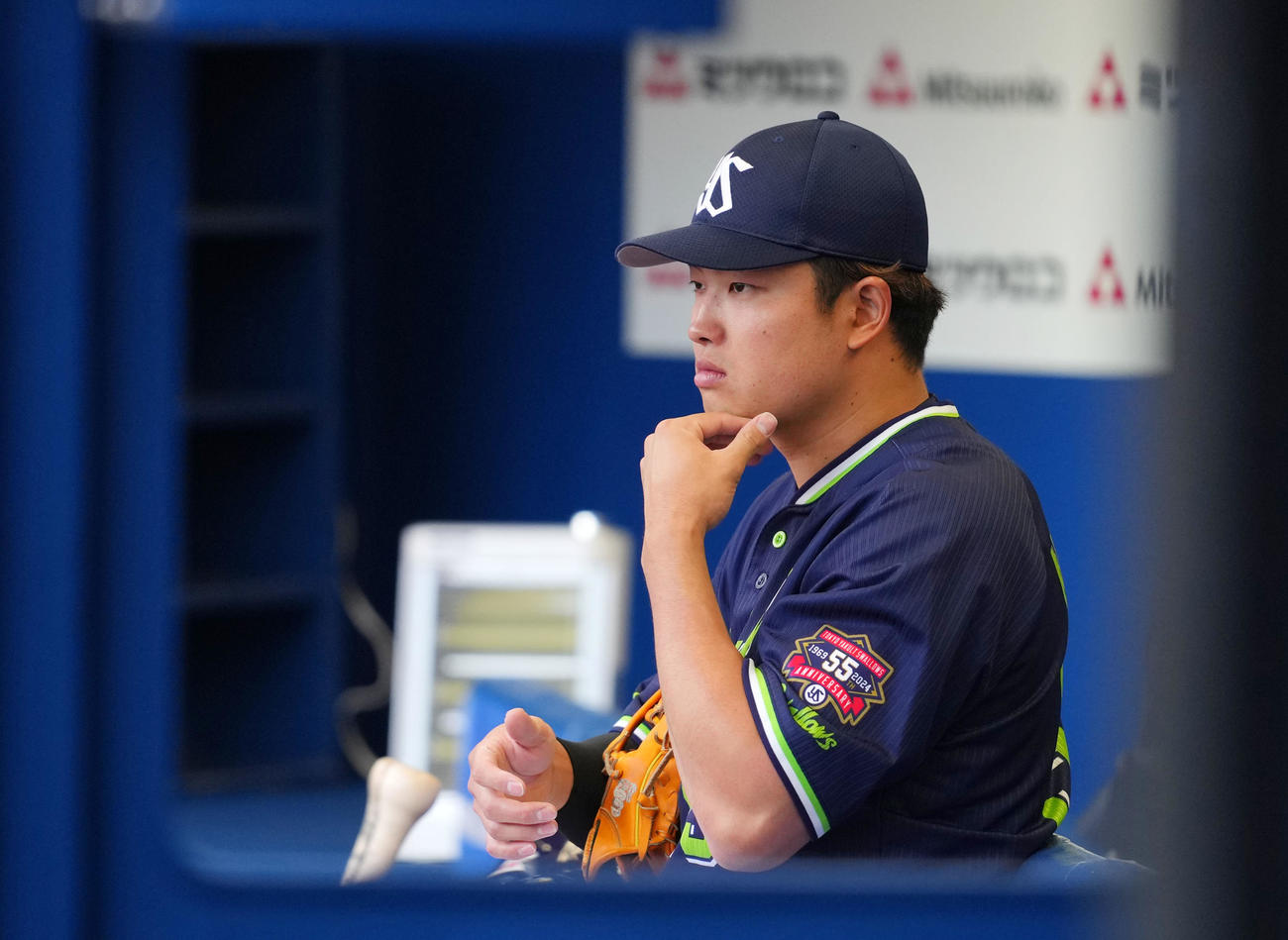 DeNA対ヤクルト　グラウンドを見つめるヤクルト村上（撮影・横山健太）