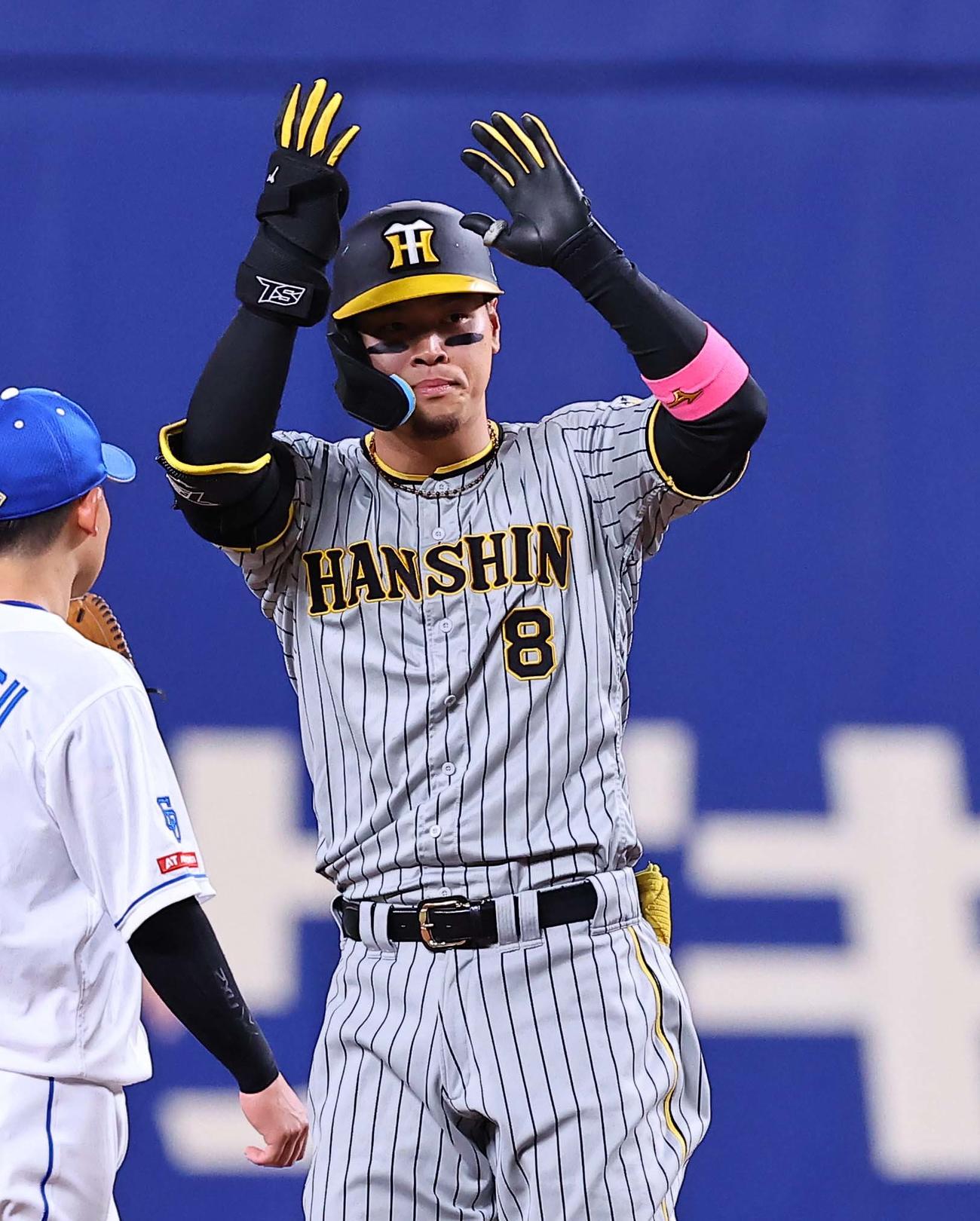 中日対阪神　2回表阪神1死、右翼線へ二塁打を放ち手をたたく佐藤輝（撮影・上田博志）
