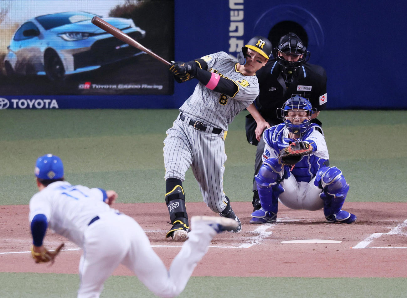 中日対阪神　2回表阪神1死、佐藤輝は右二塁打を放つ。投手は柳（撮影・加藤哉）