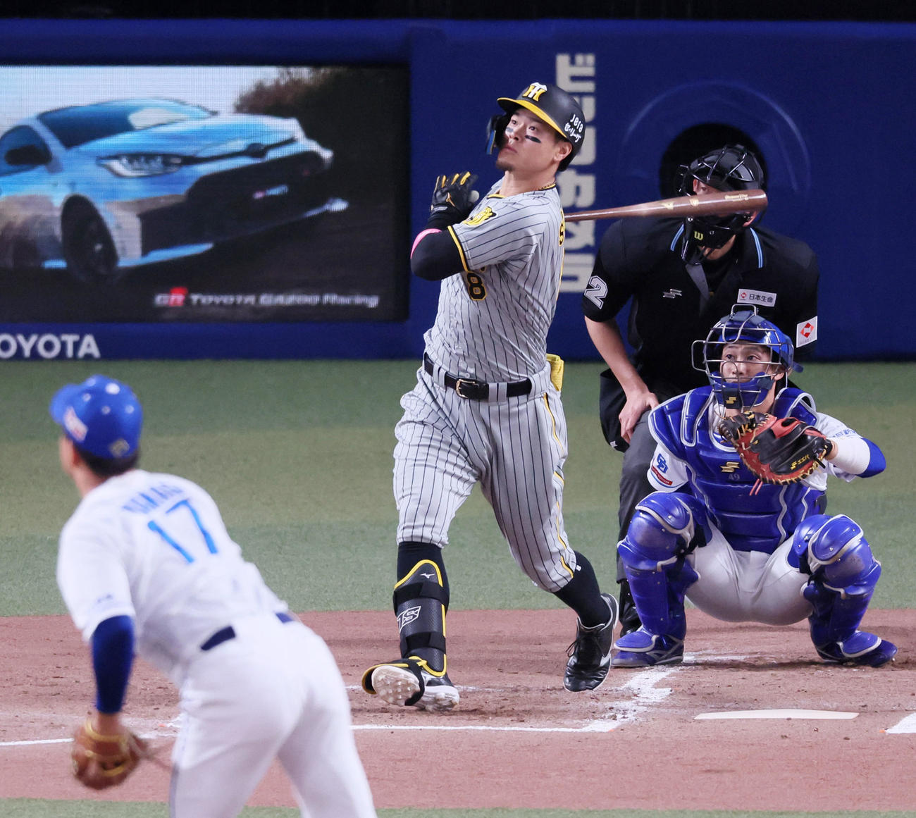 中日対阪神　2回表阪神1死、佐藤輝は右二塁打を放つ。投手は柳（撮影・加藤哉）
