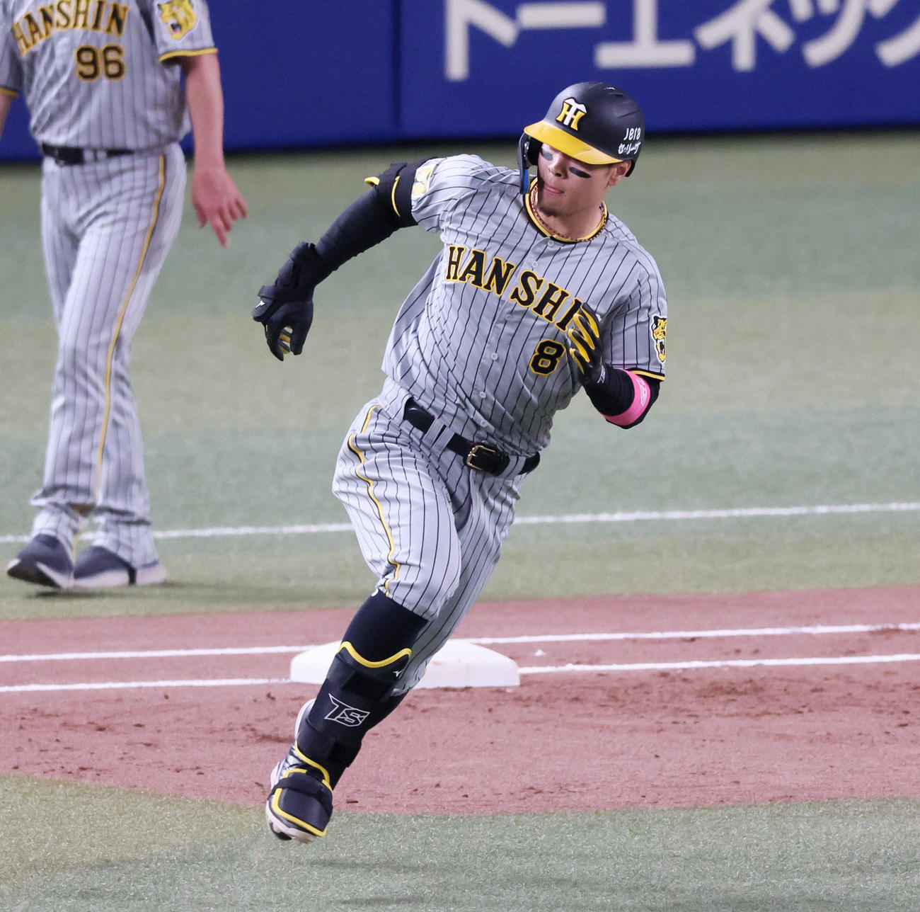 中日対阪神　2回表阪神1死、佐藤輝は右二塁打を放つ（撮影・加藤哉）