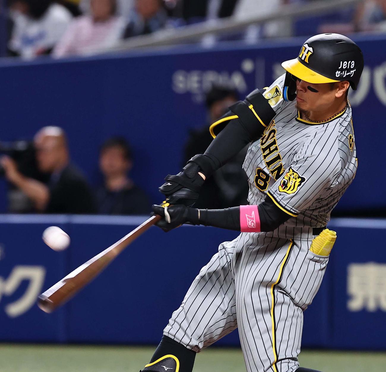 中日対阪神　2回表阪神1死、右翼線へ二塁打を放つ佐藤輝（撮影・上田博志）