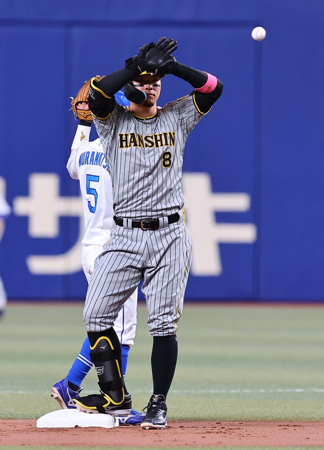 中日対阪神　2回表阪神1死、右翼線へ二塁打を放つ佐藤輝（撮影・上田博志）