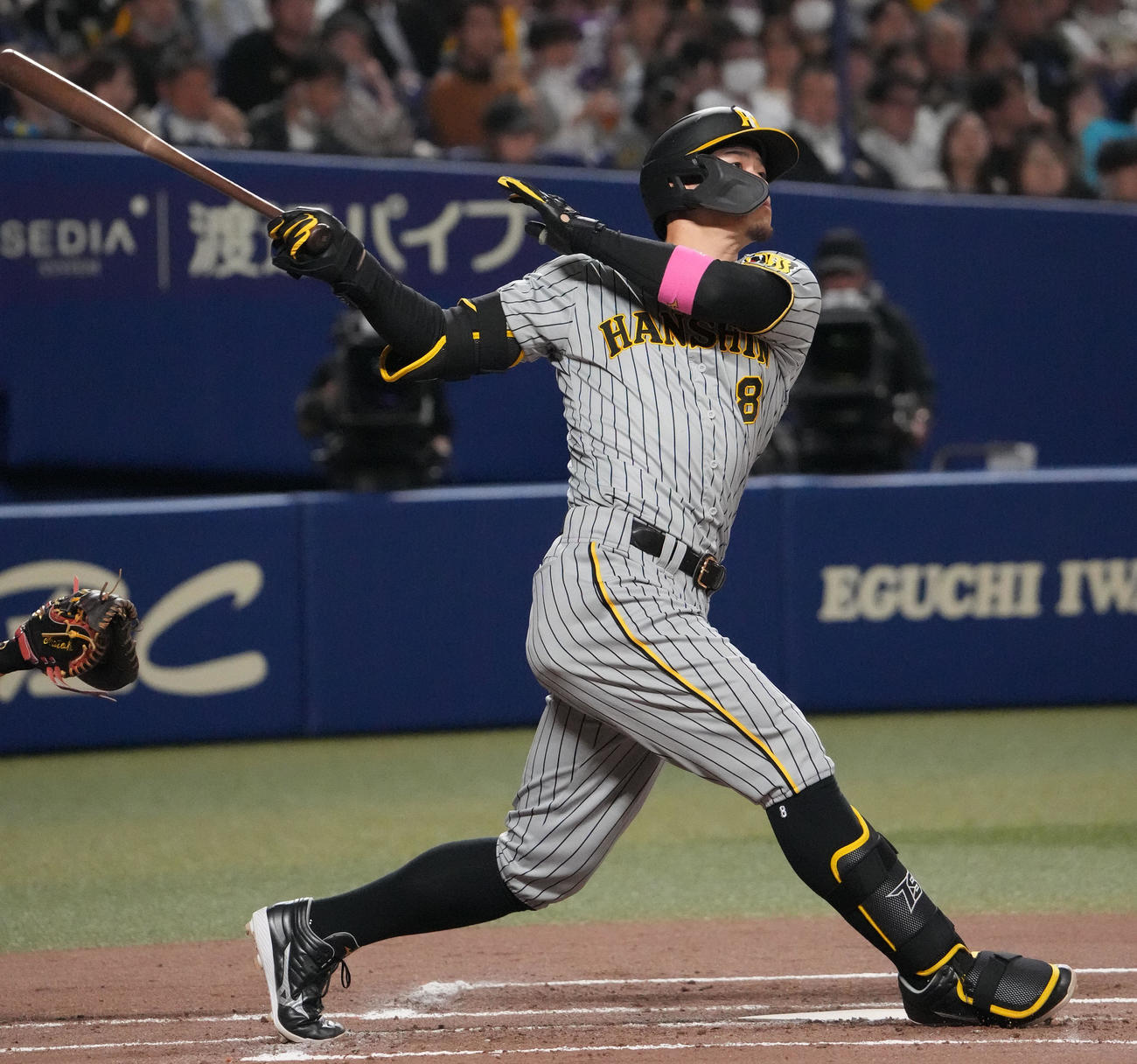 中日対阪神　2回表阪神1死、右二塁打を放つ佐藤輝（撮影・森本幸一）