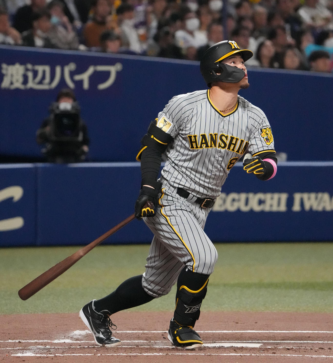 中日対阪神　2回表阪神1死、右二塁打を放つ佐藤輝（撮影・森本幸一）