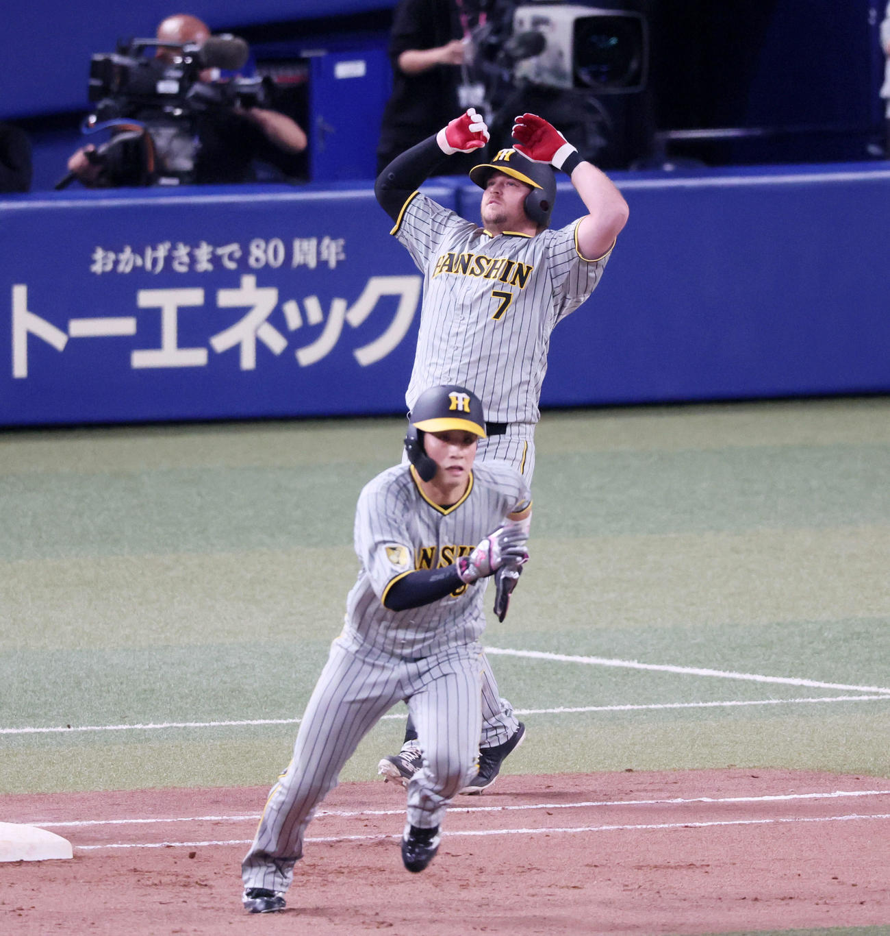 中日対阪神　8回表阪神1死一、二塁、左飛を打ち上げた代打ノイジー。左は進塁する一塁走者木浪（撮影・加藤哉）