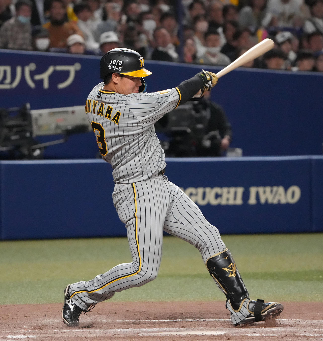 中日対阪神　9回表阪神1死、左前打を放つ大山（撮影・森本幸一）