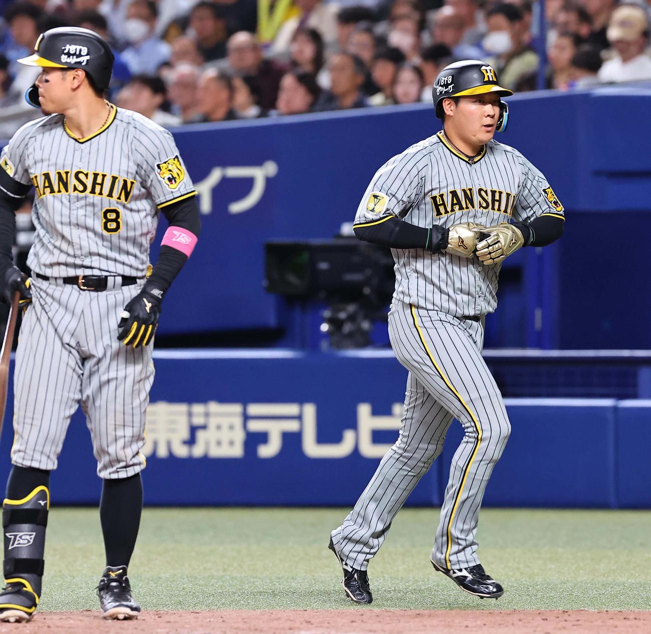 中日対阪神　9回表阪神1死一塁、代走を送られベンチに戻る大山（撮影・上田博志）