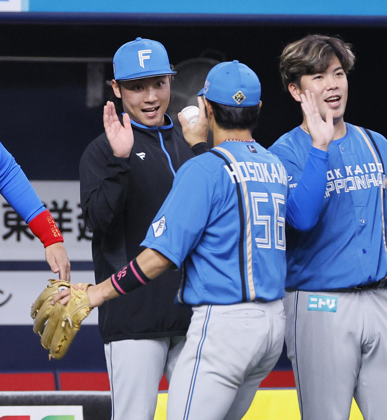 オリックス対日本ハム　オリックスに勝利し、ウィニングボールを受け取る日本ハム伊藤（左）（撮影・藤尾明華）