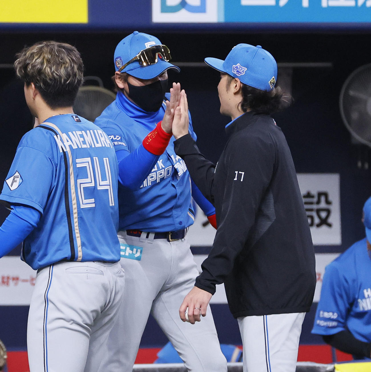 オリックス対日本ハム　オリックスに勝利し新庄監督（中央）とタッチを交わす日本ハム伊藤（撮影・藤尾明華）