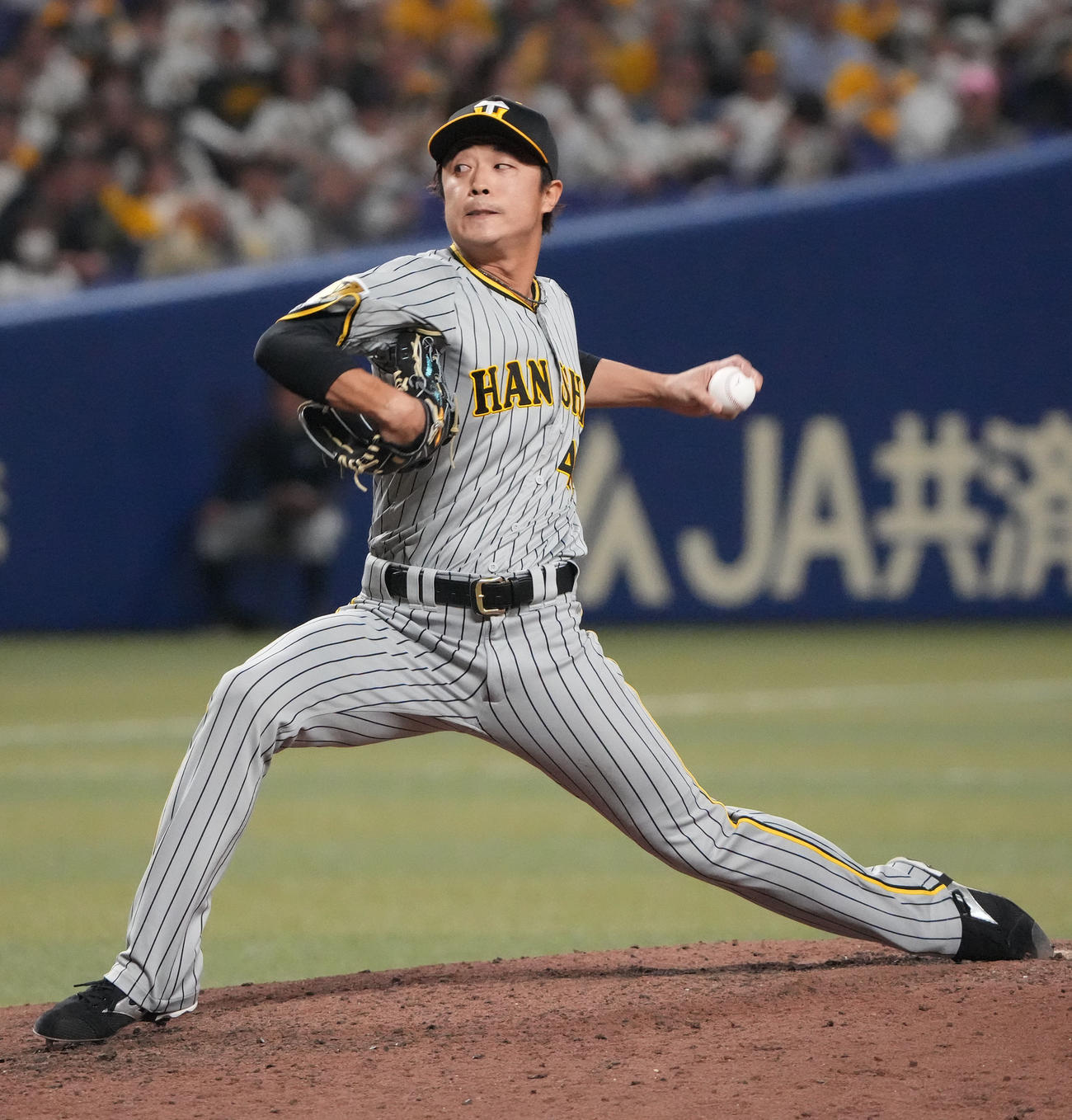 中日対阪神　12回裏、阪神6番手で登板する島本（撮影・森本幸一）