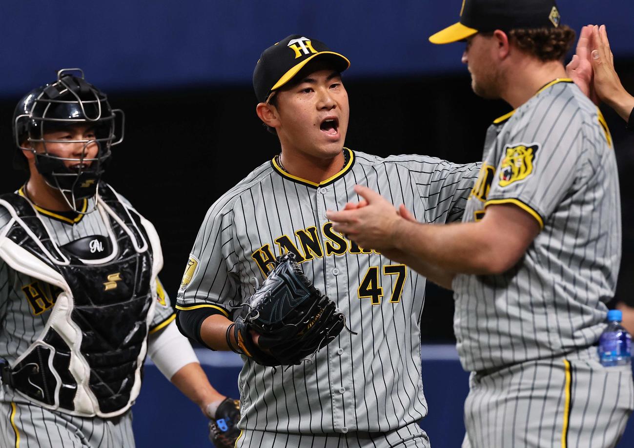中日対阪神　8回裏中日2死一、二塁、中島から三振を奪った桐敷は雄たけびを上げる（撮影・上田博志）