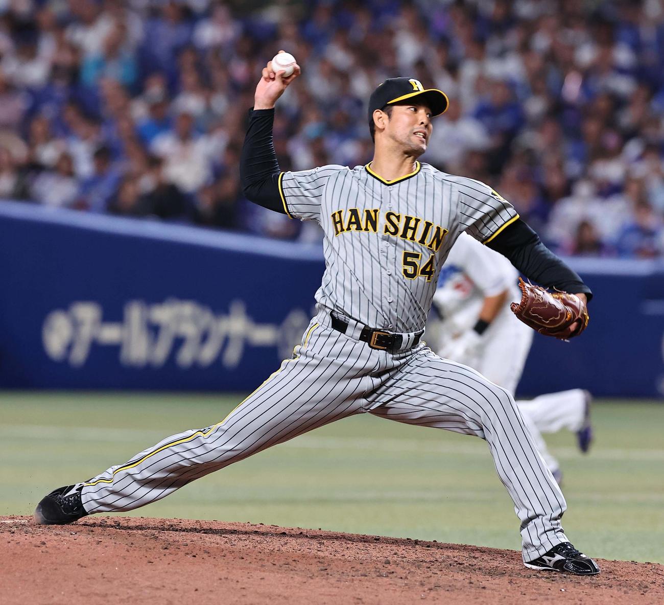 中日対阪神　阪神5番手の加治屋（撮影・上田博志）