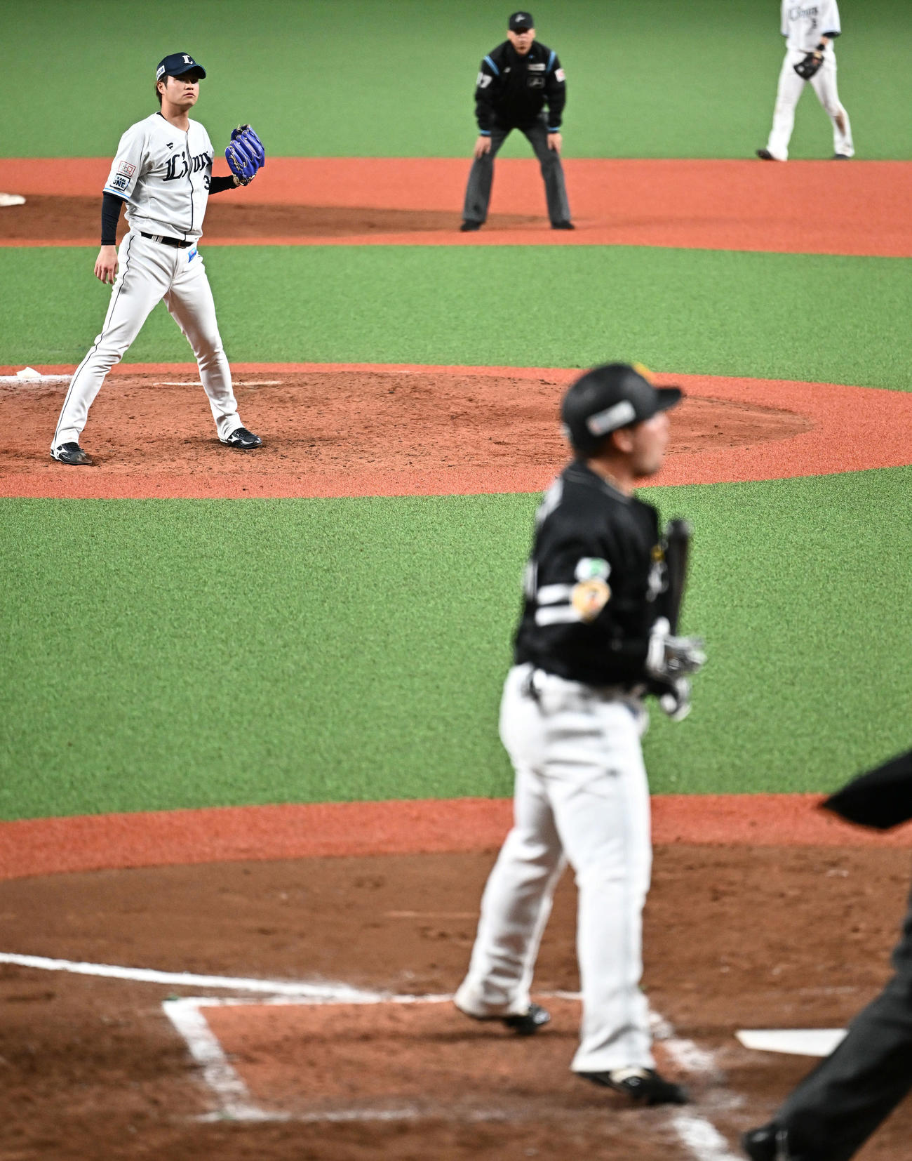 西対ソフトバンク　8回表ソフトバンク1死二塁、甲斐野は山川から見逃し三振を奪う（撮影・滝沢徹郎）