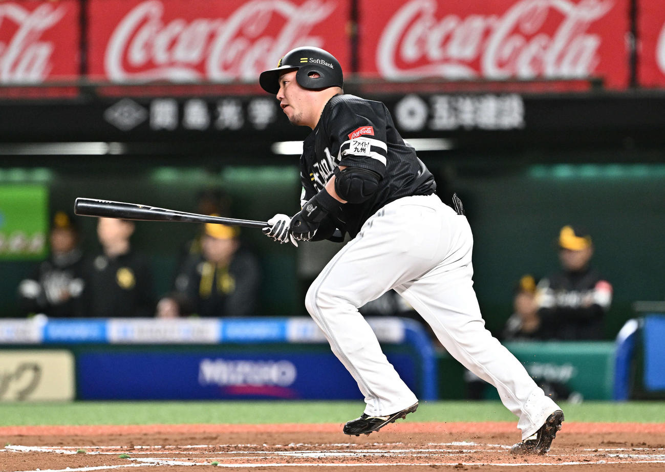 西武対ソフトバンク　6回表ソフトバンク1死、山川は中前打を放つ（撮影・滝沢徹郎）