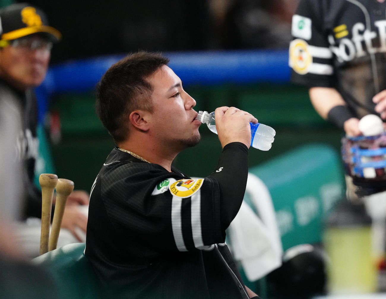 西武対ソフトバンク　1回表ソフトバンク2死三塁、空振り三振に倒れベンチに引き揚げ、水分補給する山川（撮影・江口和貴）