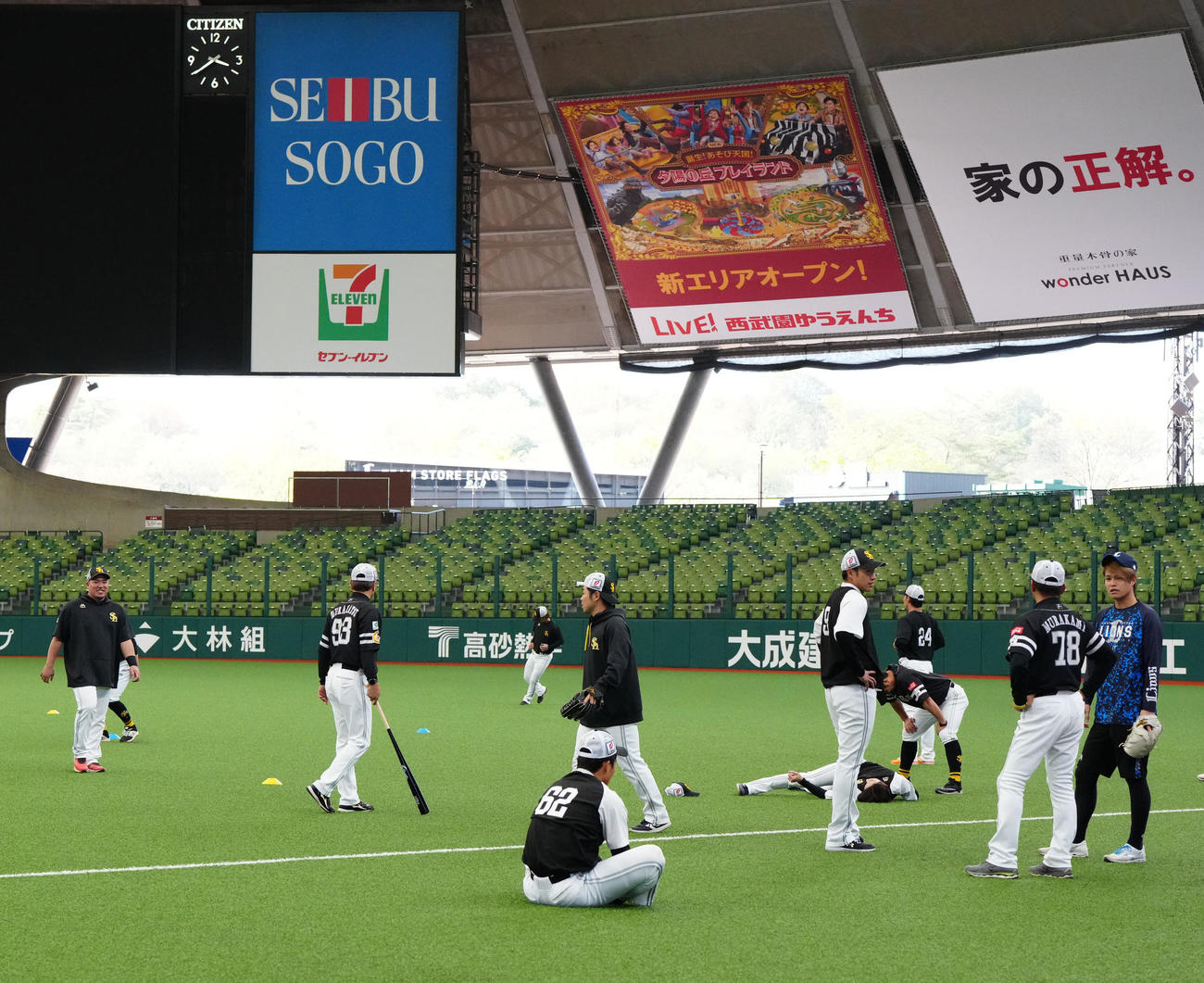 西武対ソフトバンク　試合前練習に臨む山川（左端）らソフトバンクの選手たち。右端は西武甲斐野（撮影・江口和貴）