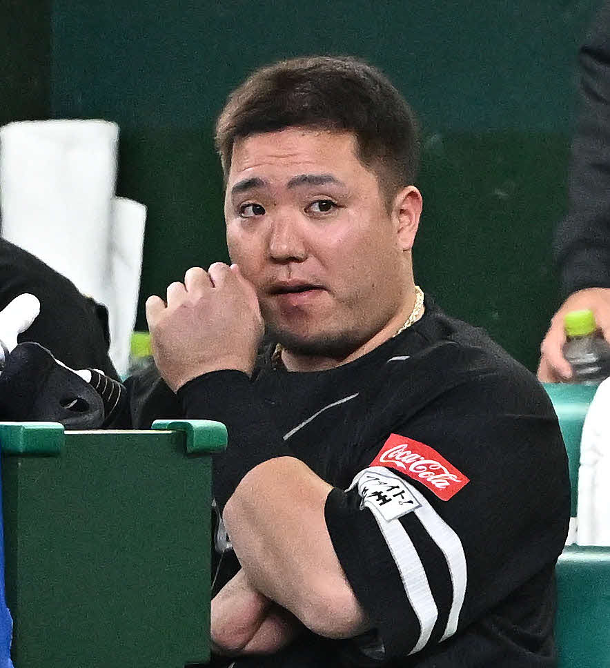 西武対ソフトバンク　ベンチから戦況を見守るソフトバンク山川（撮影・滝沢徹郎）