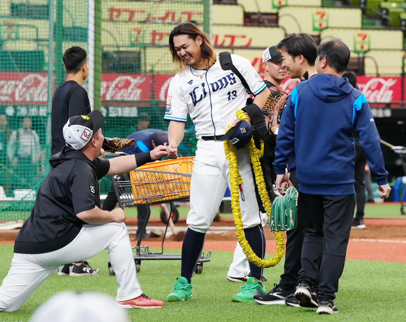 西武対ソフトバンク　試合前、ソフトバンク山川（左）と言葉を交わす西武高橋（撮影・江口和貴）