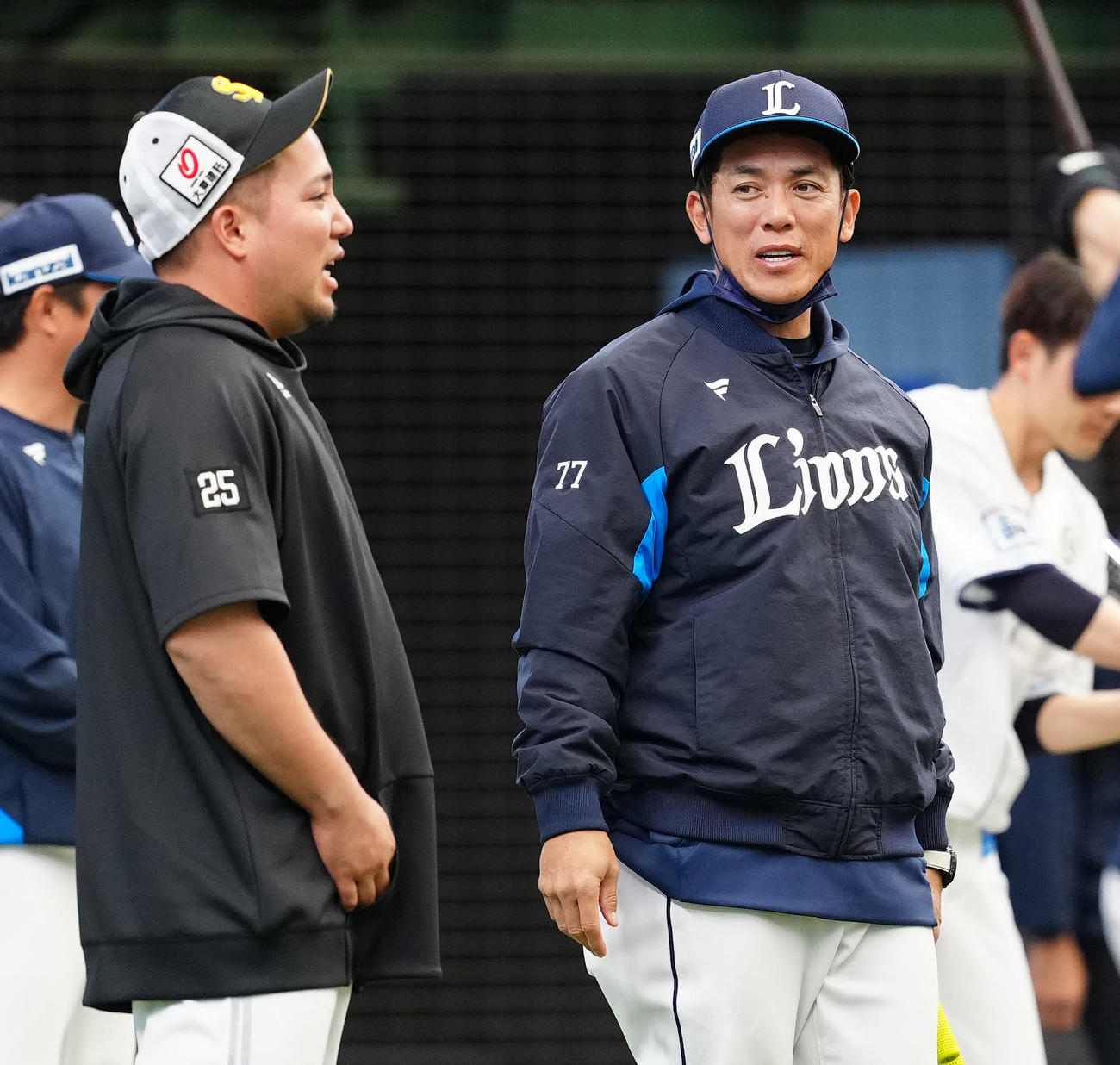 西武対ソフトバンク　試合前、ソフトバンク山川（左）からあいさつを受ける西武松井監督（撮影・江口和貴）