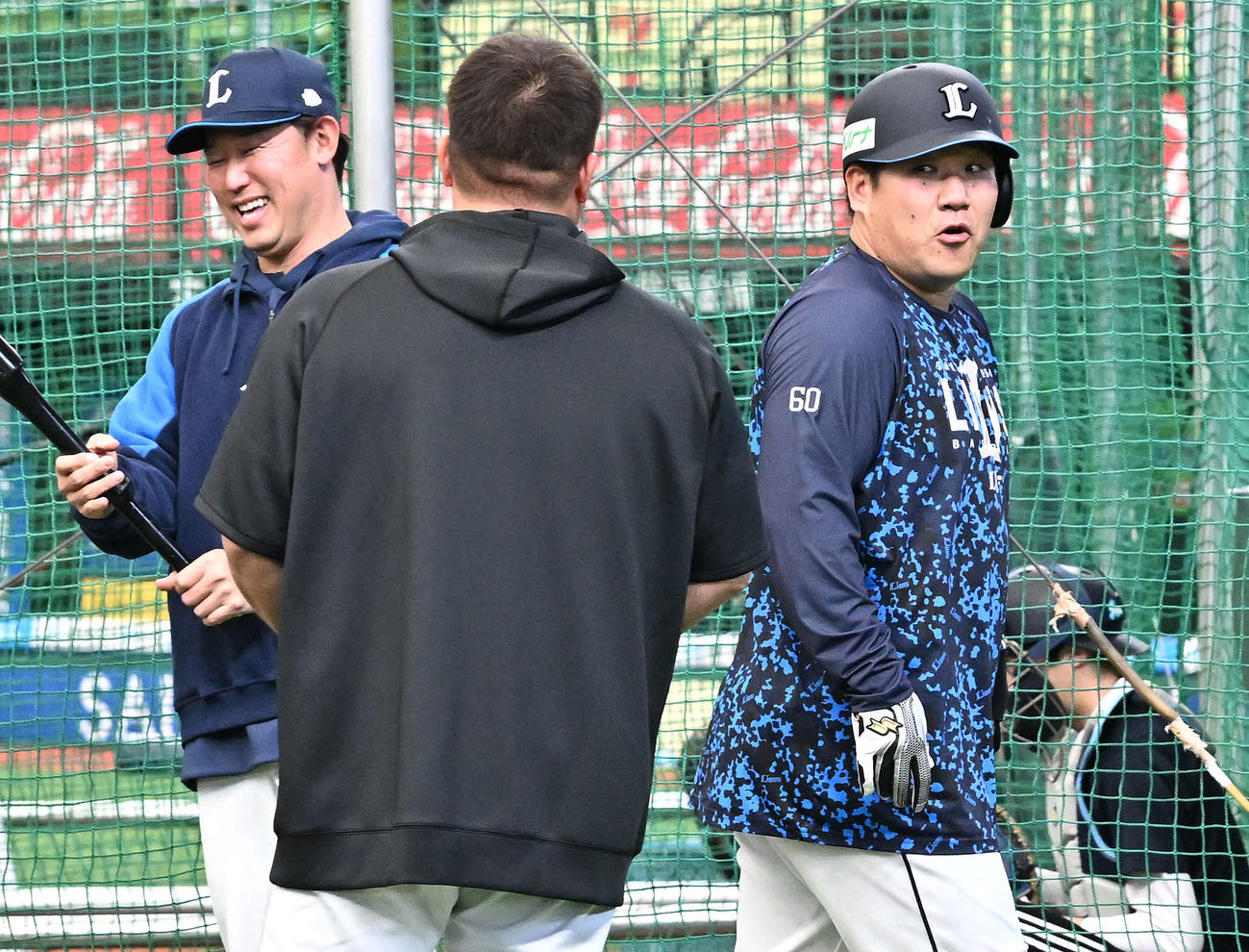 西武対ソフトバンク　試合前練習で西武中村剛（右）はソフトバンク山川（中央）と話す（撮影・滝沢徹郎）