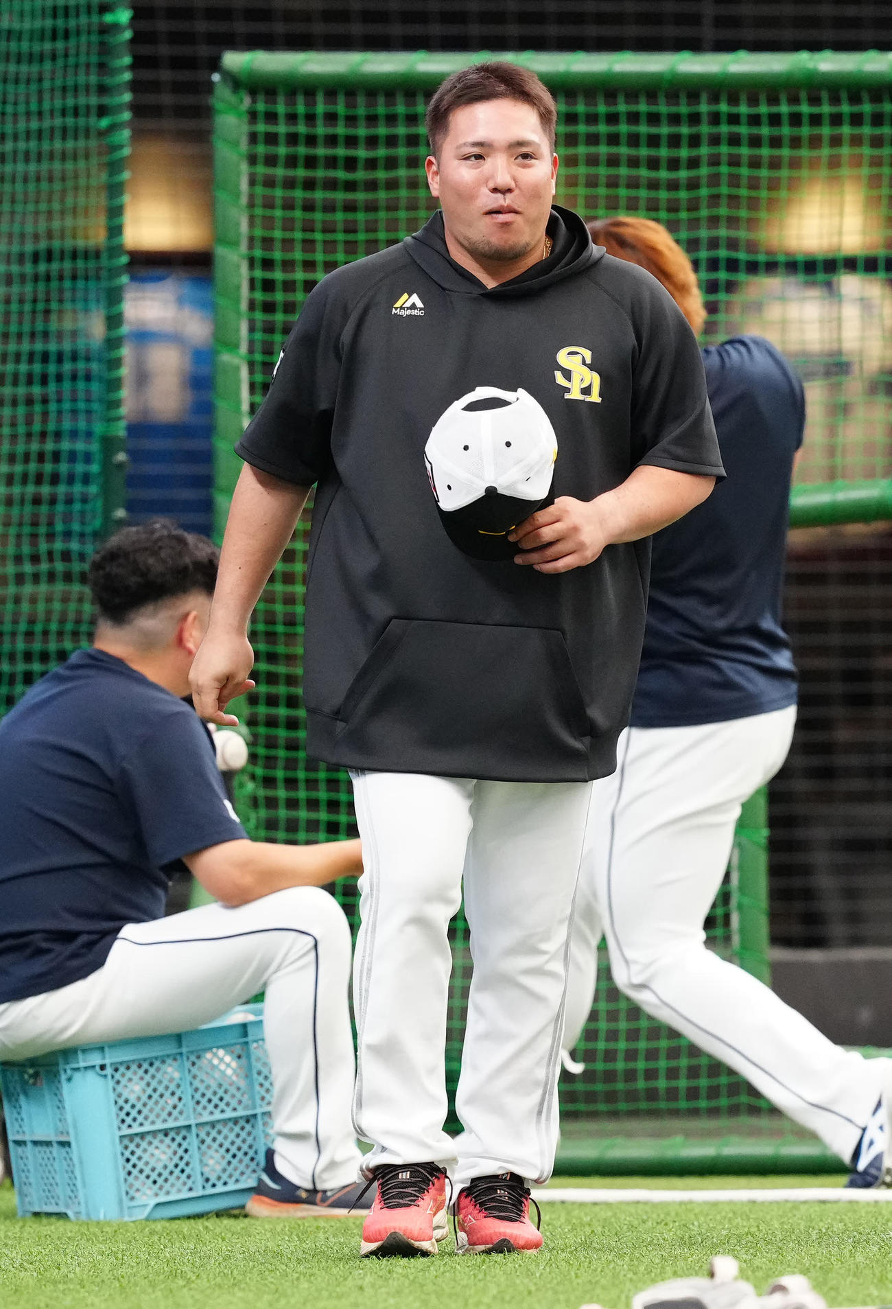 西武対ソフトバンク　試合前、西武の選手たちにあいさつしたソフトバンク山川（撮影・江口和貴）