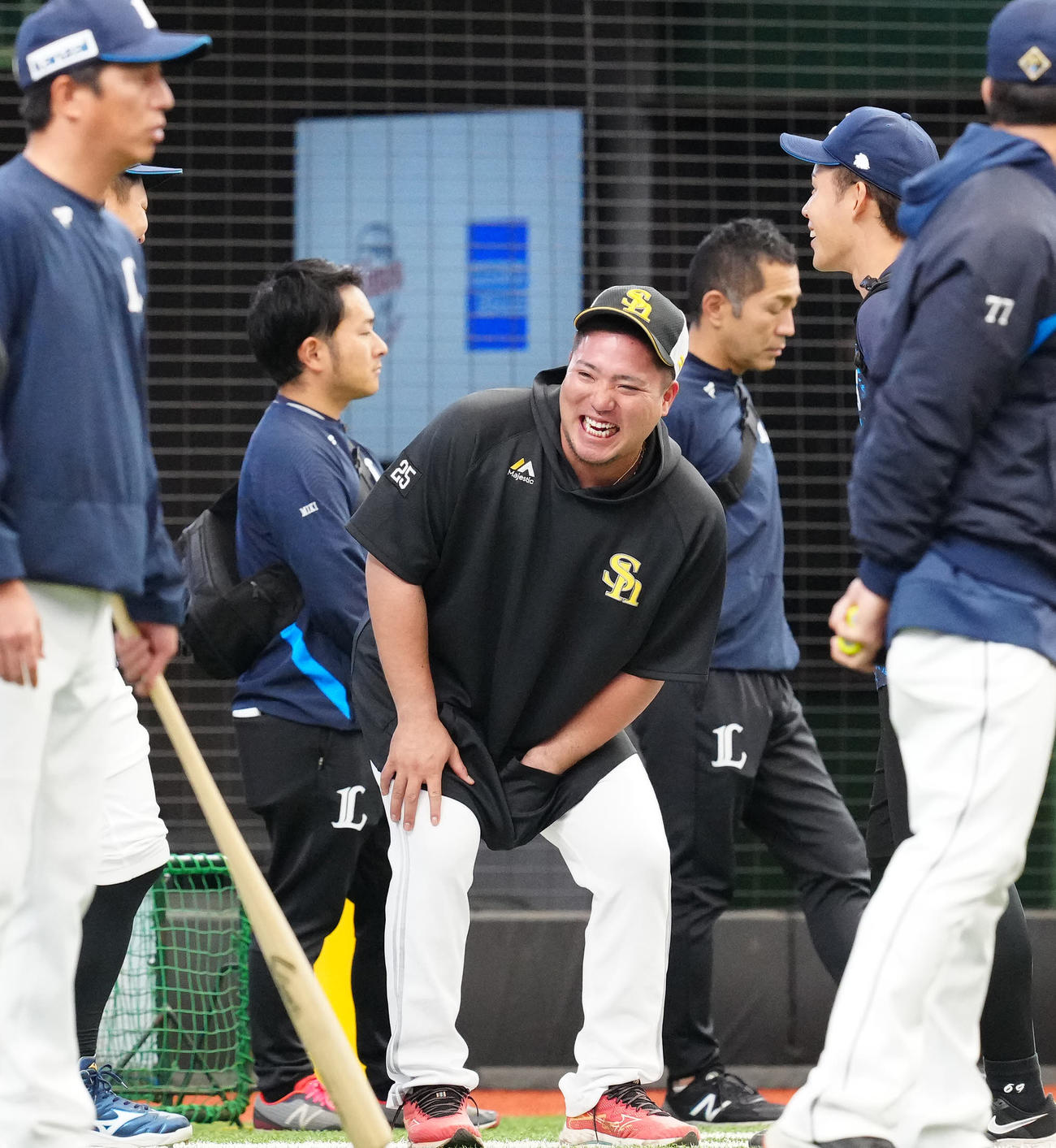 西武対ソフトバンク　試合前、西武の選手たちと談笑するソフトバンク山川（撮影・江口和貴）