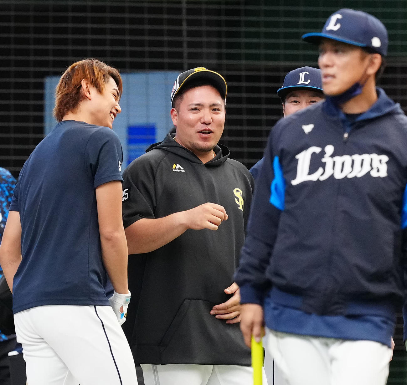 西武対ソフトバンク　試合前、西武西川（左）らと言葉を交わすソフトバンク山川（撮影・江口和貴）
