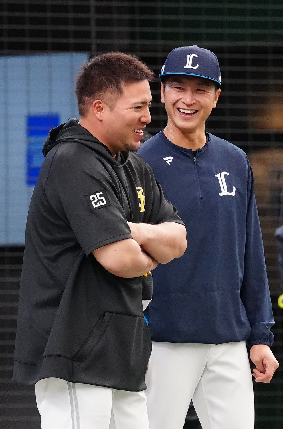 西武対ソフトバンク　試合前、言葉を交わすソフトバンク山川（左）と西武金子侑（撮影・江口和貴）