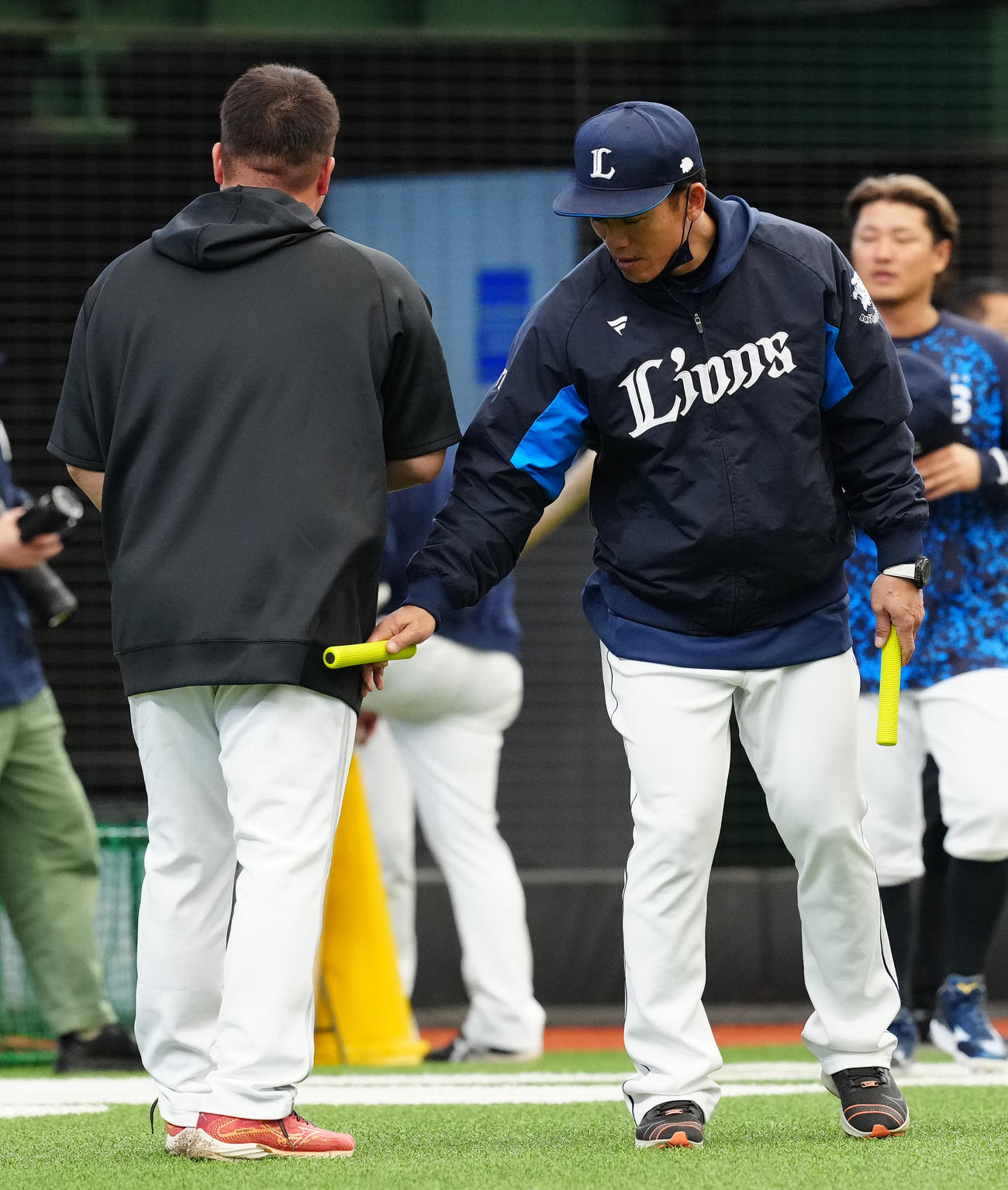 西武対ソフトバンク　試合前、ソフトバンク山川（左）からあいさつを受けた西武松井監督（撮影・江口和貴）