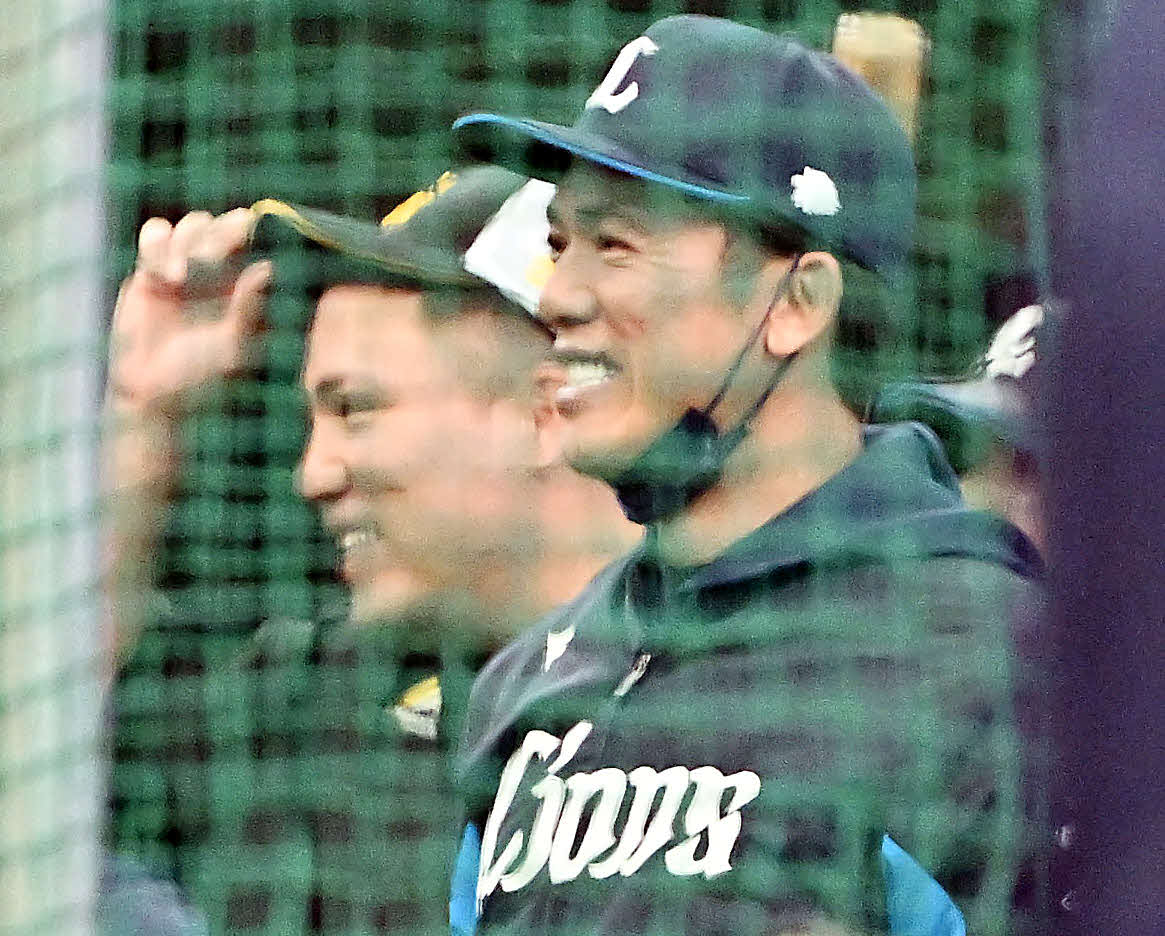 西武対ソフトバンク　試合前練習で西武松井監督（右）はソフトバンク山川と話す（撮影・滝沢徹郎）