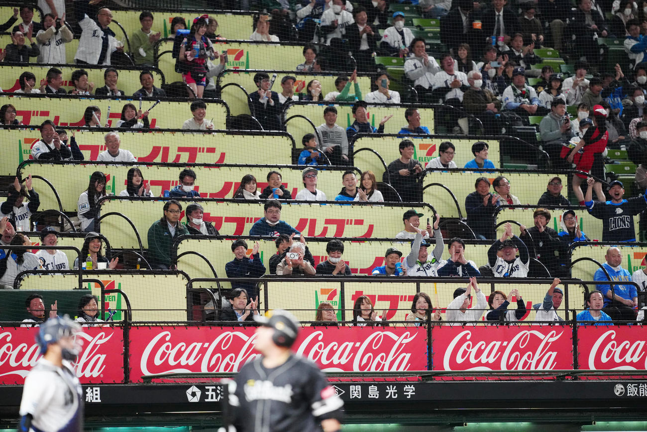 西武対ソフトバンク　4回表ソフトバンク1死、今井が山川から空振り三振を奪い、喜ぶファン（撮影・江口和貴）