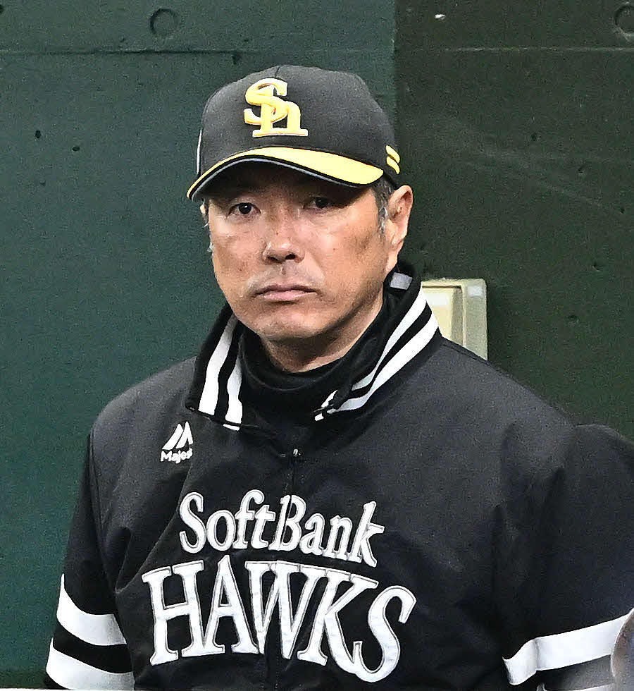 西武対ソフトバンク　戦況を見守るソフトバンク小久保監督（撮影・滝沢徹郎）