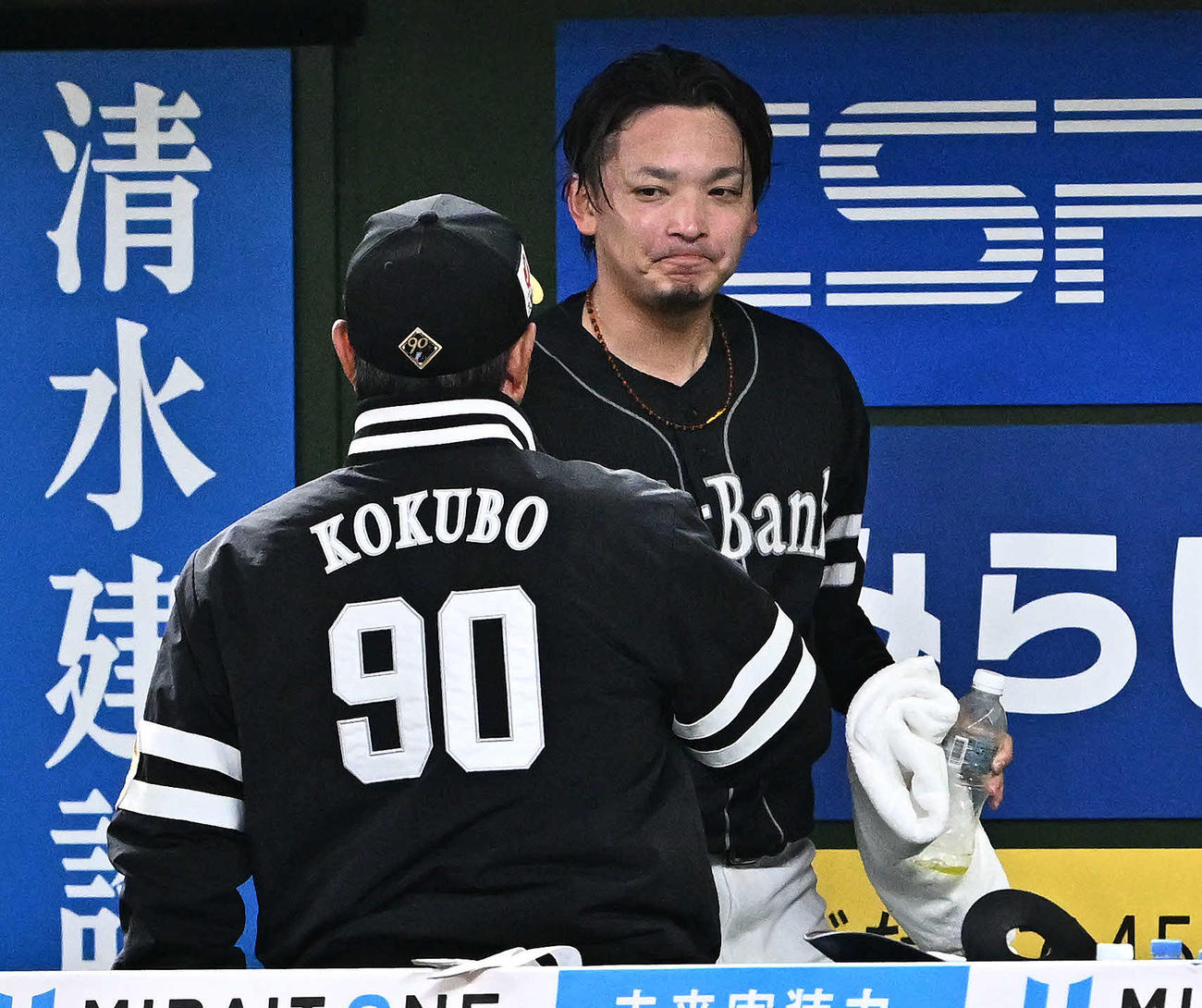 西武対ソフトバンク　7回を投げ終えたソフトバンク先発の東浜（後方）は小久保監督とタッチをかわす（撮影・滝沢徹郎）