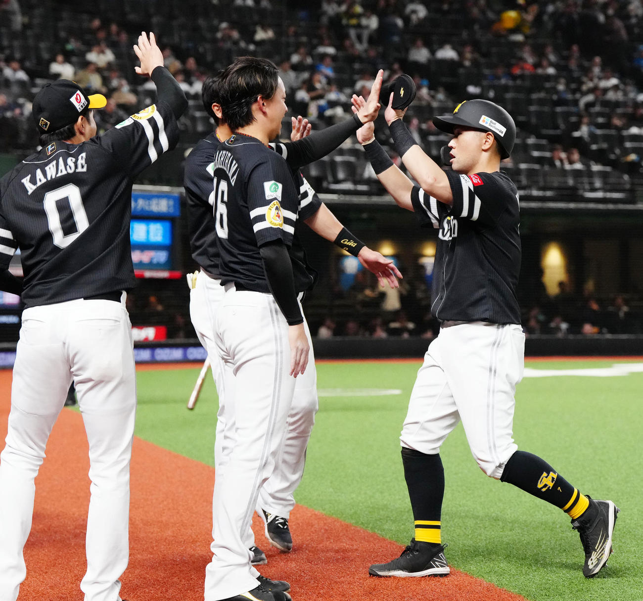 西武対ソフトバンク　8回表終了後、ソフトバンク中村晃（右）とタッチを交わす東浜（撮影・江口和貴）
