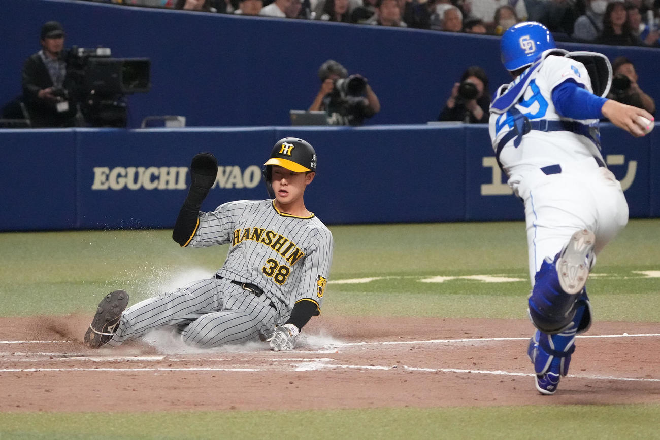 中日対阪神　8回表阪神2死二、三塁、近本の二塁への同点2点適時打で生還する小幡（撮影・森本幸一）