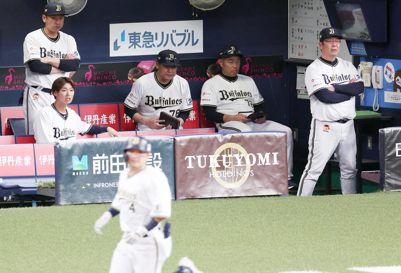 オリックス対日本ハム　9回裏オリックス2死、森（手前）が二飛に倒れ試合終了となり、ベンチで厳しい表情を見せる中嶋監督（中央）ら（撮影・前田充）