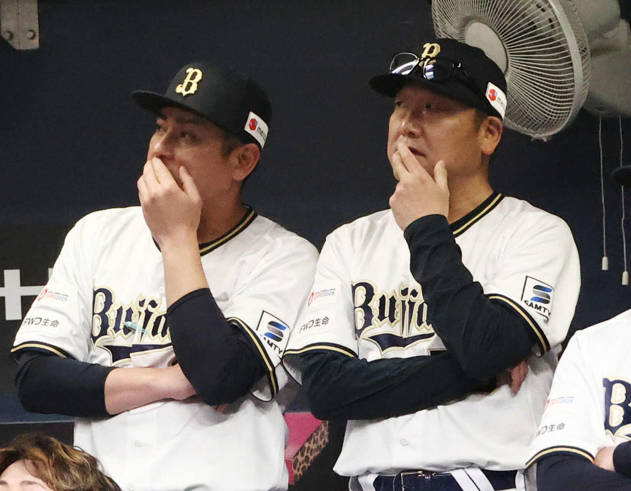 オリックス対日本ハム　斎藤コーチ（左）と同じポーズで試合を見守るオリックス中嶋監督（撮影・西尾就之）