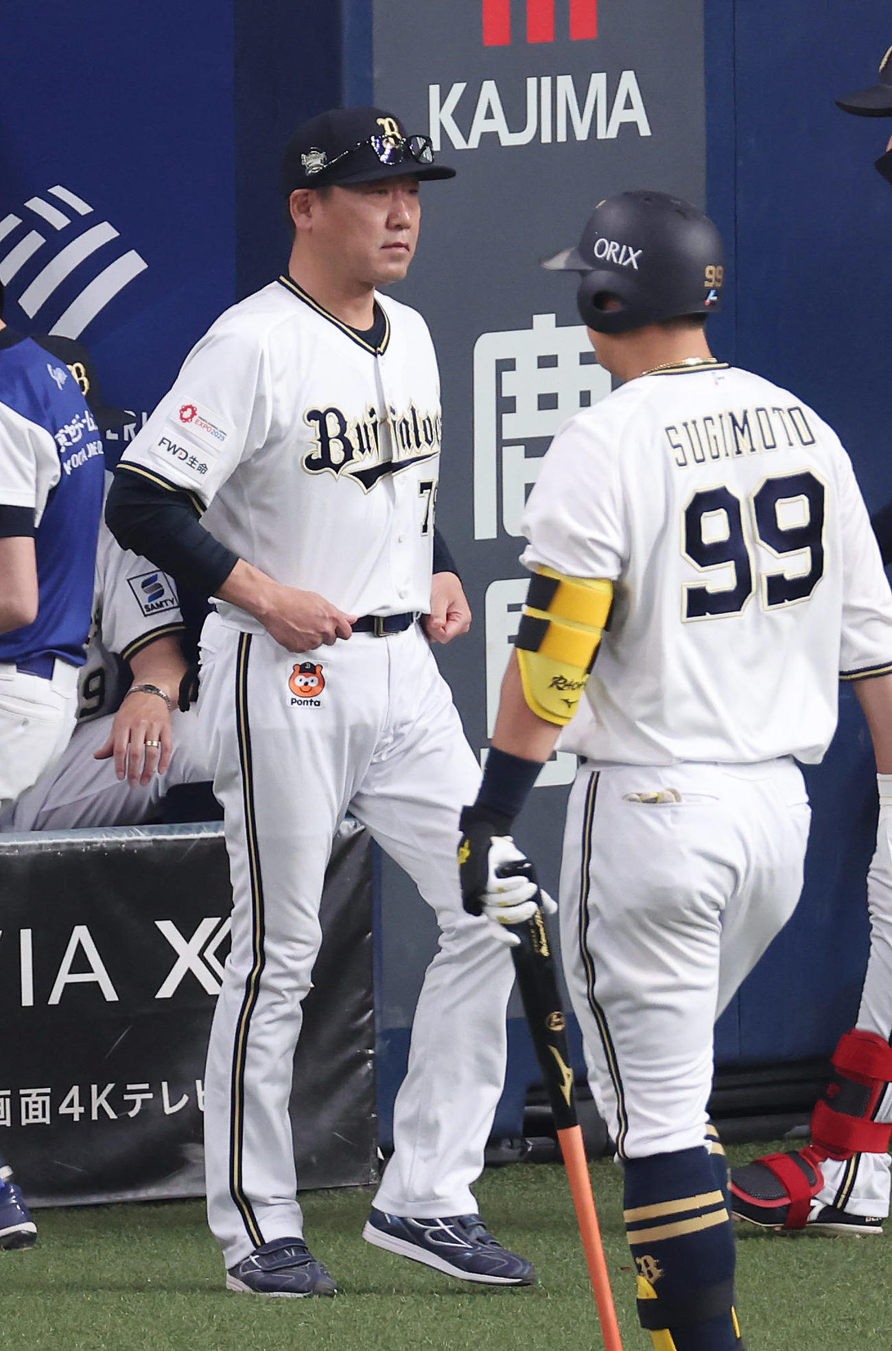 オリックス対日本ハム　7回裏を終え、選手交代を告げに向かうオリックス中嶋監督。右は空振り三振に倒れた杉本（撮影・前田充）