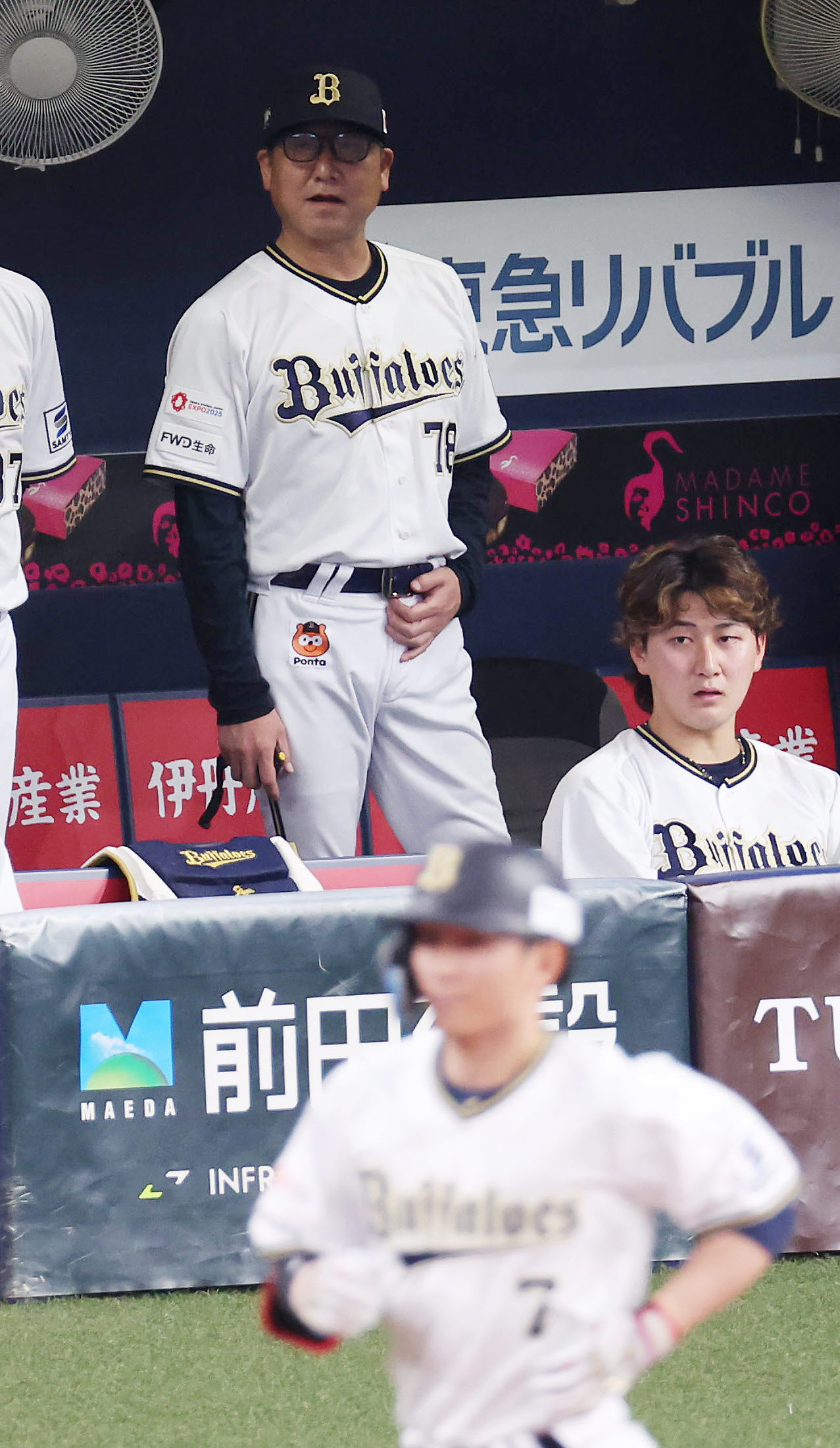 オリックス対日本ハム　8回裏オリックス1死一塁、西川（手前）が二飛に倒れ、ベンチで厳しい表情を見せる中嶋監督（左）（撮影・前田充）