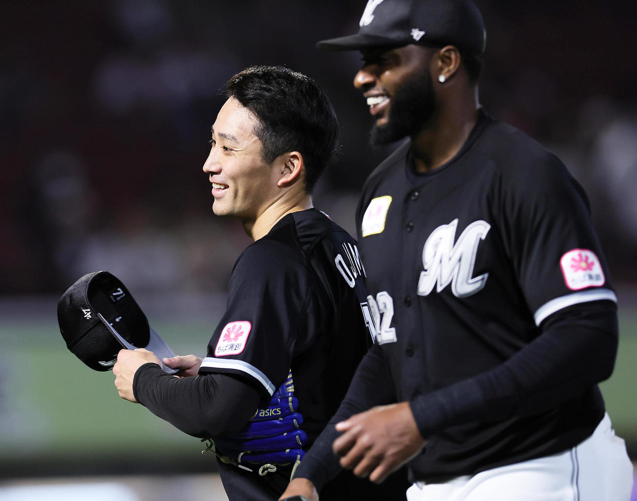 楽天対ロッテ　3回、好捕を見せたロッテ・ポランコ（右）を笑顔で迎える小島（撮影・足立雅史）