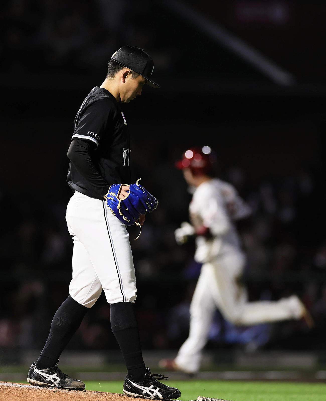 楽天対ロッテ　4回裏楽天無死、伊藤裕（後方）に左越え本塁打を浴びた小島（撮影・足立雅史）