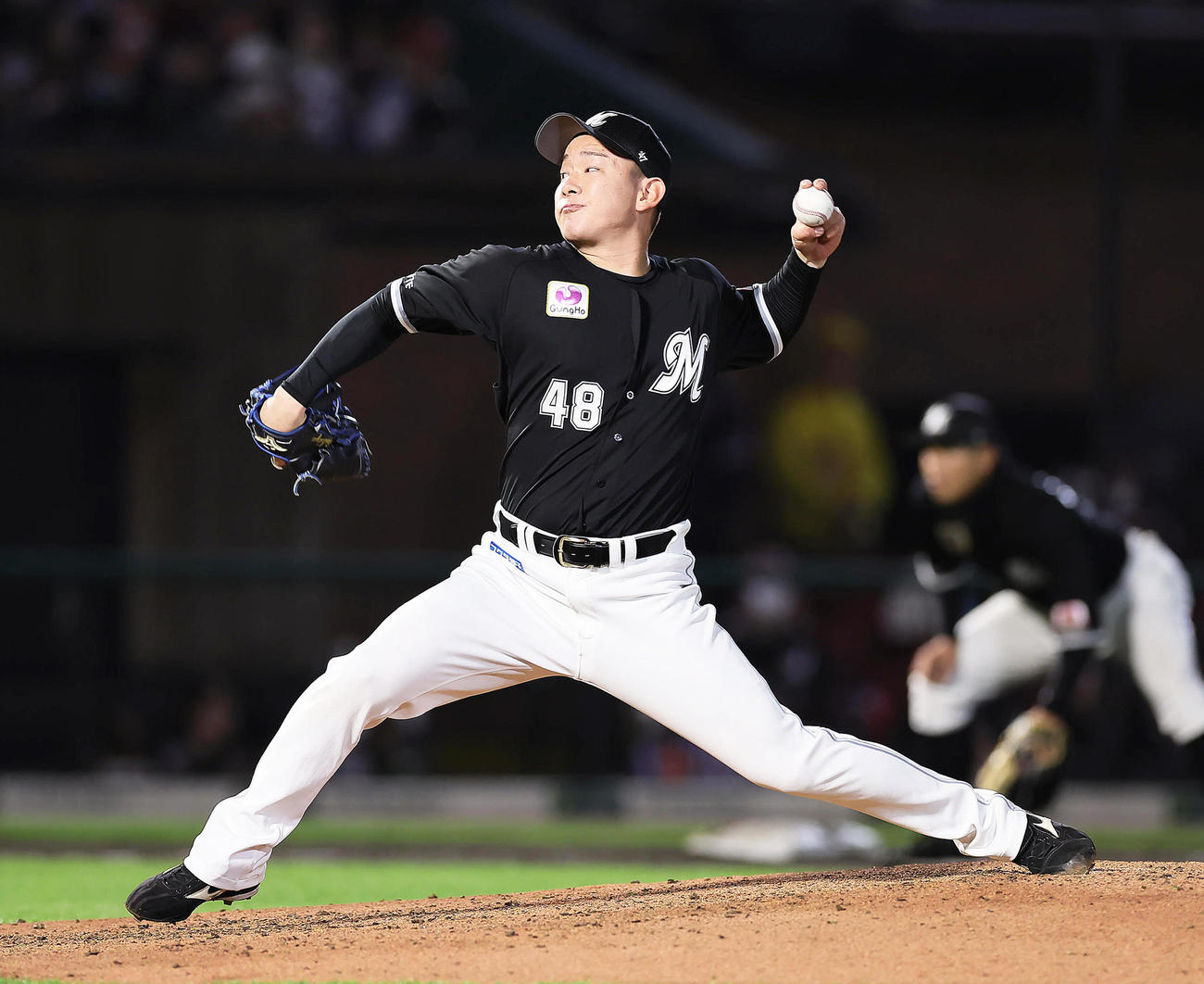 楽天対ロッテ　6回から登板したロッテ中村稔（撮影・足立雅史）