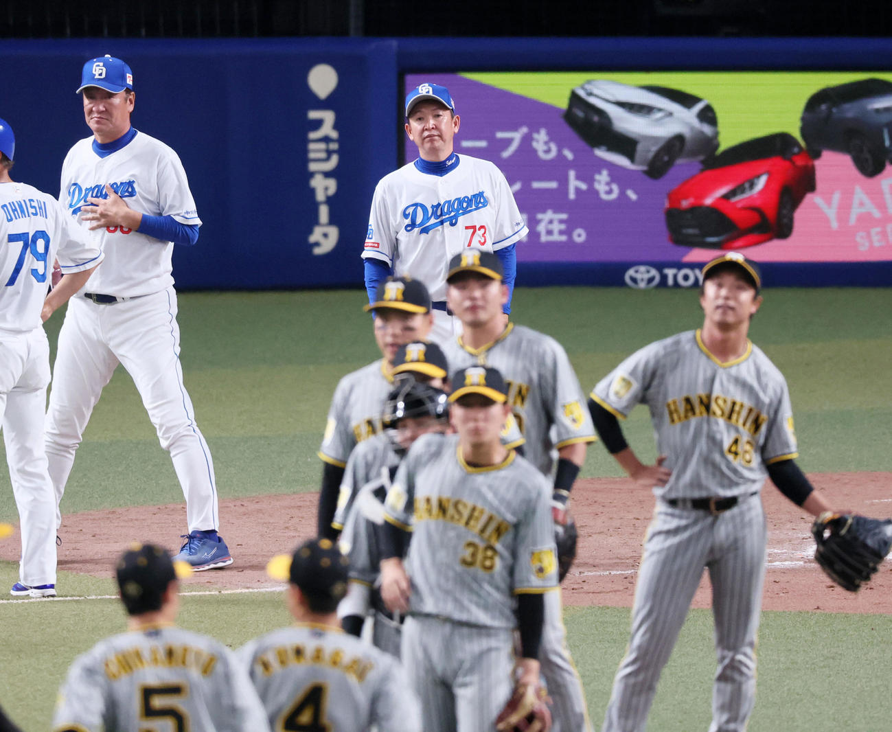 中日対阪神　阪神と引き分けグラウンドに整列する立浪監督（撮影・加藤哉）