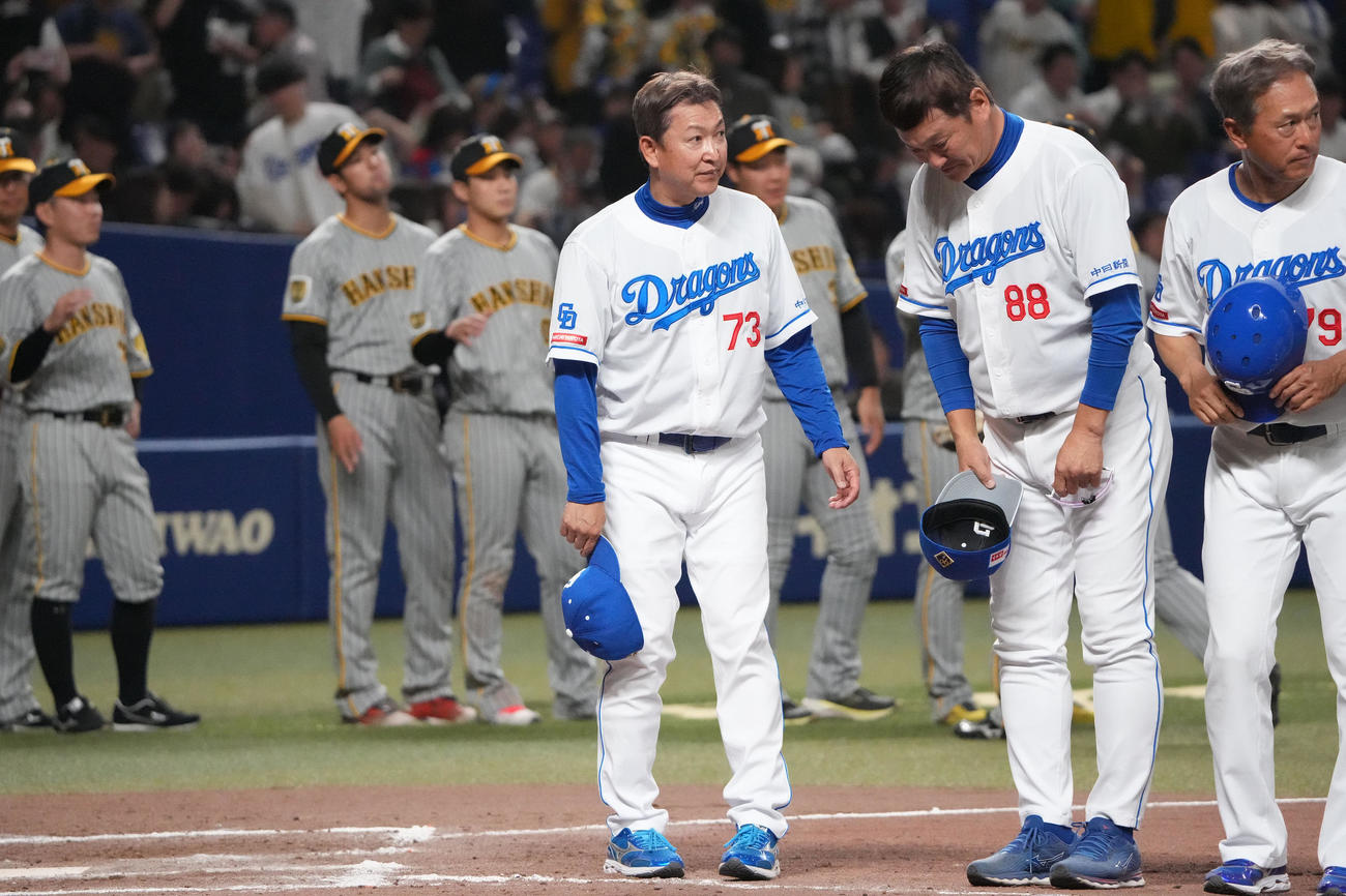 中日対阪神　試合終了、スタンドの観客にあいさつをする立浪監督（前列・左）（撮影・森本幸一）