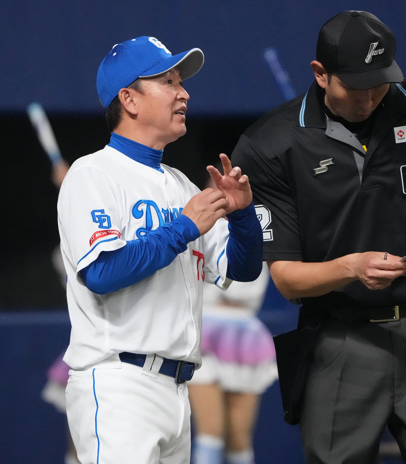 中日対阪神　7回終了、選手交代を告げる立浪監督（左）（撮影・森本幸一）