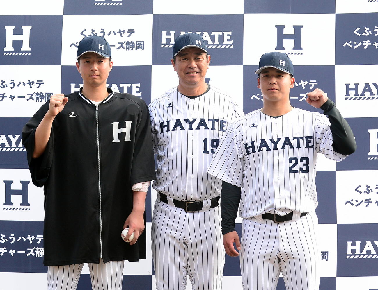 ヒーローインタビューを終え、赤堀監督（中央）、仲村（右）と笑みを浮かべるくふうハヤテ奥田域（撮影・前田和哉）