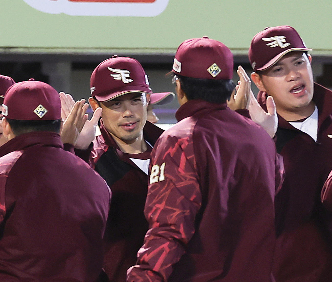 楽天対ロッテ　ロッテに勝利した楽天今江監督（左）は早川（中央）とタッチを交わす（撮影・足立雅史）